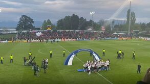 O momento em que os jogadores do Benfica erguem o troféu da Youth League