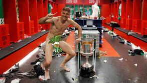 Joaquín tira foto todo nu ao lado da Taça do Rei ganha ao Valencia
