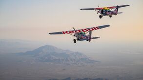 Norte-americanos desafiam o impossível e trocam de avião em pleno voo