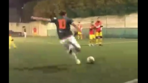 Já com barriga mas com a classe de sempre: um golaço de Totti num jogo entre amigos