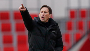 Roger Schmidt assina na Alemanha