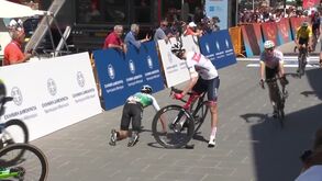 Ciclista espanhol festejou vitória que não era sua e acabou... no chão