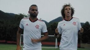 Flamengo promove equipamento secundário com dança de jogadores e adeptos