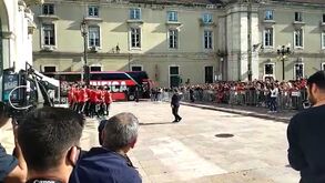 Juniores do Benfica recebidos em festa pelos adeptos na Câmara Municipal de Lisboa