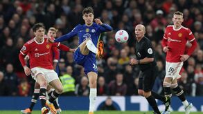 Gary Neville arrasa estrela do Manchester United: «Está no meio-campo, nem sequer se mexe!»