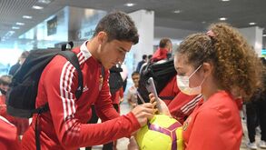 Tiago Gouveia e Sandro Cruz na Madeira com a equipa do Benfica: entusiasmo no aeroporto