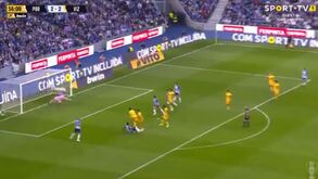 Assim está o ambiente numa das entradas do Dragão a 20 minutos do fecho das urnas