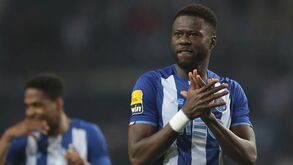 Mbemba 'à ponta de lança' recolocou o FC Porto na frente diante do Vizela