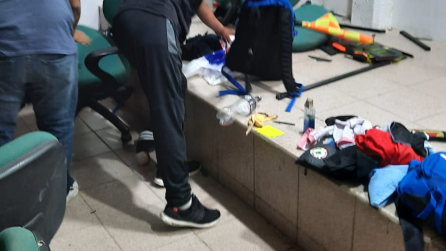 Adeptos do Oriente Petrolero agrediram árbitros e roubaram-lhes os pertences no balneário