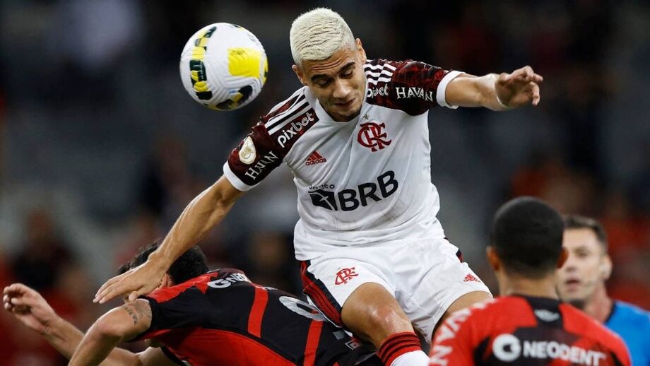 Ficar no Flamengo ou regressar a Old Trafford? Ten Hag troca voltas a Andreas Pereira
