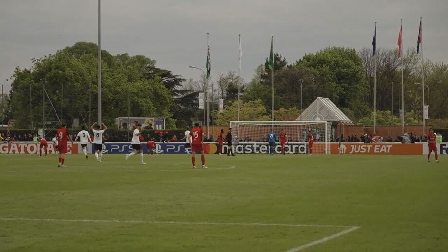 Benfica marcou quarto golo diante do Salzburgo e António Silva aproveitou para 'picar' Simic