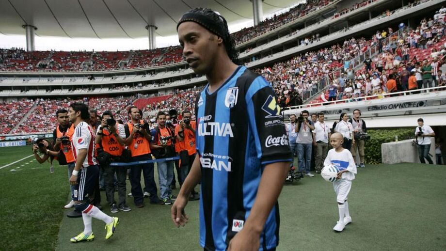 O dia em que Ronaldinho foi expulso do treino pelos... próprios colegas