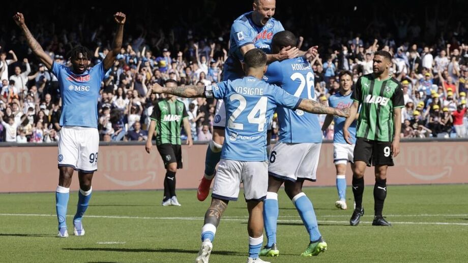 Nápoles dá pontapé nos maus resulitados com goleada 6-1 ao Sassuolo