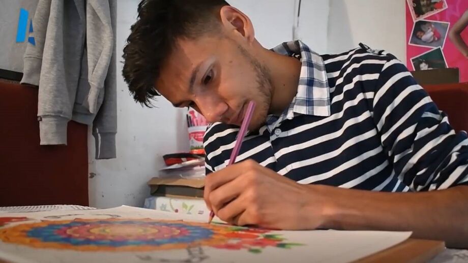 Fernando vende desenhos para suportar os custos dos estudos