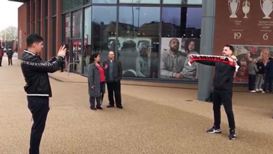 Dupla vive no Luxemburgo e está em Inglaterra para assistir ao encontro