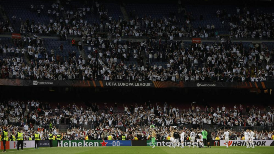 Cerca de 20 mil adeptos alemães coloriram de branco as bancadas do Camp Nou