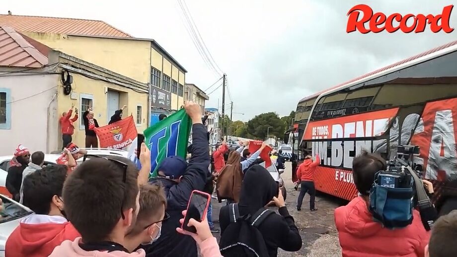 Equipa tinha meia centena de adeptos à espera no aeroporto