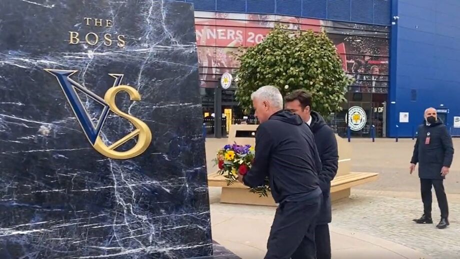 Colocaram coroa de flores junto à estátua de Srivaddhanaprabha, perto do estádio