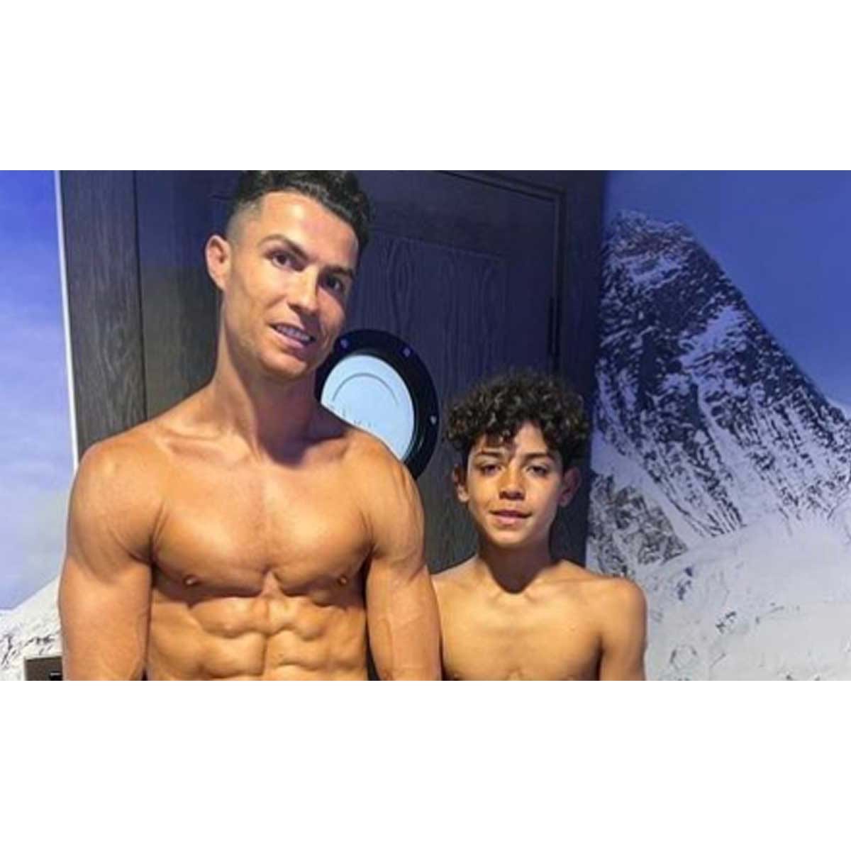 Cristiano Ronaldo publica foto com Cristianinho e forma física de ambos é  destacada - O diário de CR7 - Jornal Record