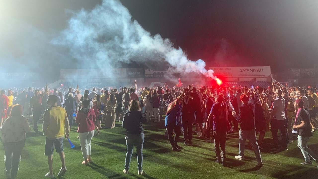 Homem Entusiasmado E Louco Feliz Novo Do Fan De Futebol Que Guarda