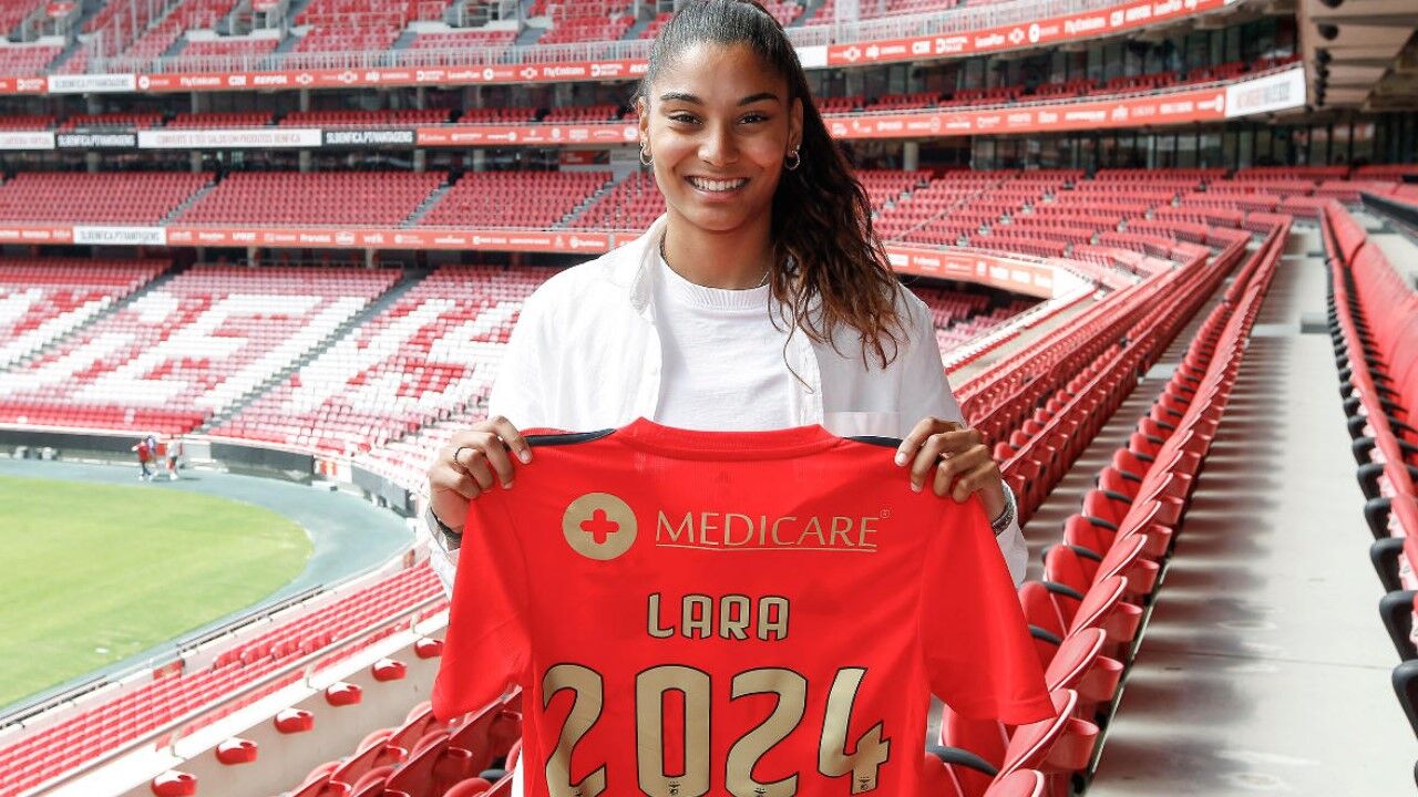 Lara Pintassilgo quando renovou contrato, em maio de 2021