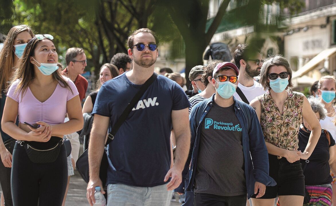 População aconselhada a voltar a utilizar máscara em espaços interiores