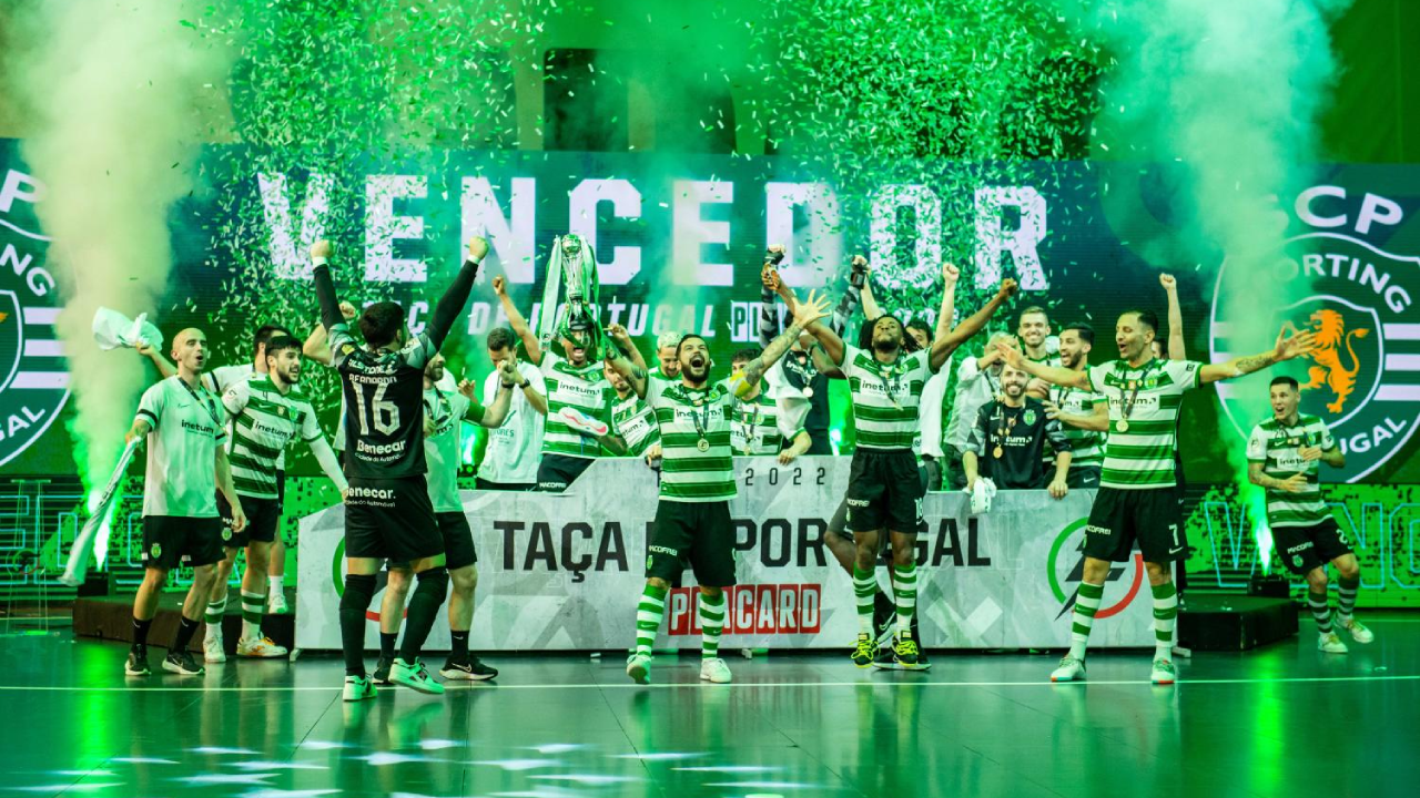 João Matos ao centro da fotografia, com o troféu na mão direita