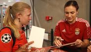 Katelin Talbert (à direita) durante a sessão de autógrafos
