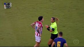 Jogador do Náutico vê cartão vermelho e tenta agredir árbitra