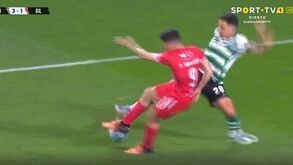 Dono do Sheffield Wednesday apanhado a empurrar jovem adepto após cântico provocador