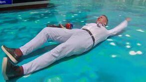 Jornalista da Sky testa água falsa do circuito de F1 de Miami: veja o 'mergulho'