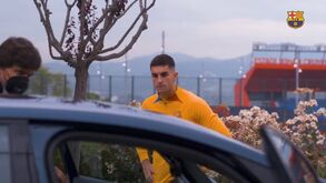 Uma bola gigante entre um carro e a baliza: o diferente desafio dos jogadores do Barcelona