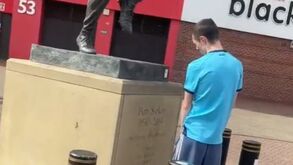 Adepto do Newcastle urina na estátua de antiga glória do Sunderland e acaba preso 