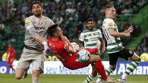 Gil Vicente pediu penálti de Adán neste lance, árbitro e VAR mandaram seguir