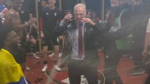 Bournemouth sobe à Premier League e presidente do clube toma banho... de fato e gravata