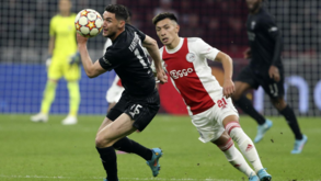 Adepto do Ajax detido após atirar uma barra de metal à polícia antes do jogo com o Benfica