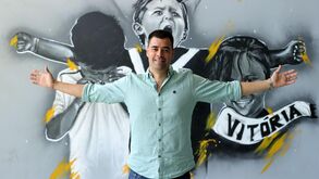 Aqui jogas em casa: identidade pintada com spray e paixão