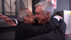 Florentino Pérez felicita Ancelotti e treinador do Real Madrid faz comentário curioso ao ouvido do presidente