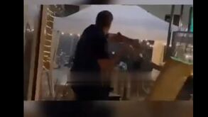 Polícia de Frankfurt também não teve mãos a medir: deteve 30 pessoas por desacatos como este