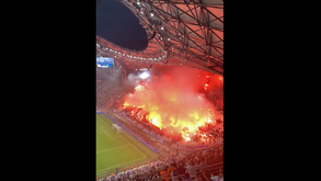 O ambiente infernal no Marselha-Feyenoord: 'show' pirotécnico impressionou tudo e todos