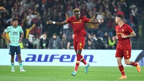 Roma de José Mourinho bate Leicester e discute final da Conference League com o Feyenoord