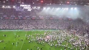 Apuramento do Eintracht Frankfurt para a final da Liga Europa festejado com invasão de campo