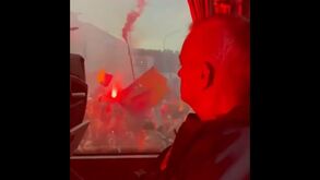 Nem Mourinho ficou indiferente: a impressionante receção dos adeptos ao autocarro da Roma
