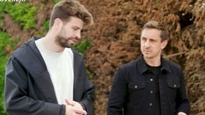 Piqué confessa-se a Gary Neville: diz quem (não) cozinha em casa e por que nunca casou com Shakira