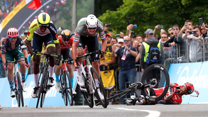 Caleb Ewan vai seguir em prova apesar da queda na primeira etapa do Giro'2022