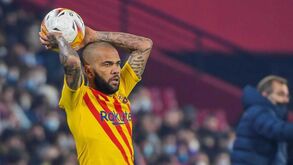 Dani Alves aponta Benzema à conquista da Bola de Ouro: «Levou o Real Madrid a outro nível»