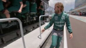 Vettel protesta contra a FIA e aparece em Miami... com cuecas por cima do fato