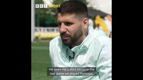 Mitrovic deixa recado a Cristiano Ronaldo: «Ainda me deve uma camisola!»