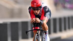 Simon Yates vence contrarrelógio, Van der Poel mantém rosa e João Almeida sobe na geral