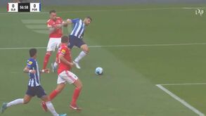 Taremi caiu na área benfiquista e pediu penálti; árbitro mandou seguir